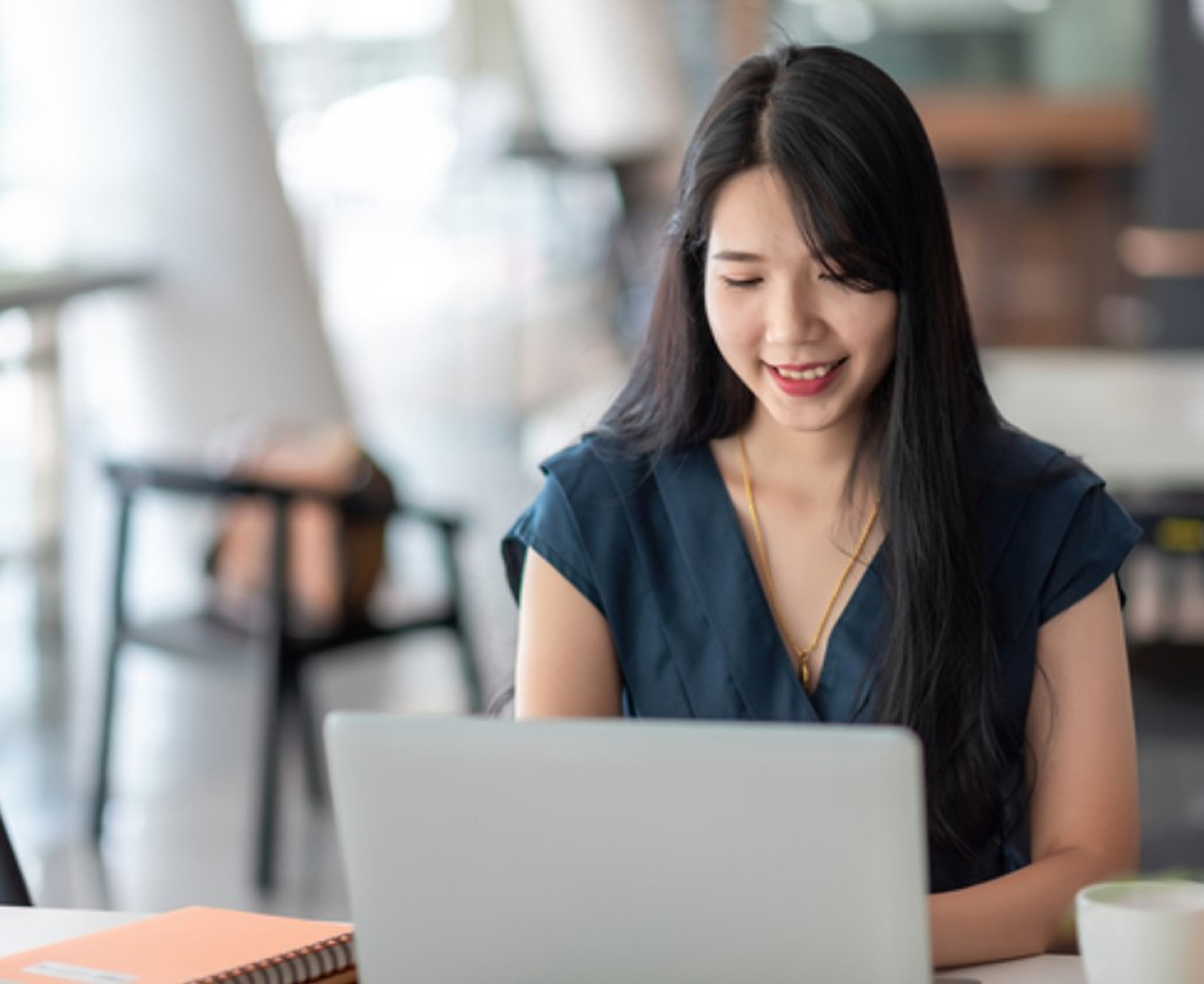 パソコンに向かって勉強をしている女性