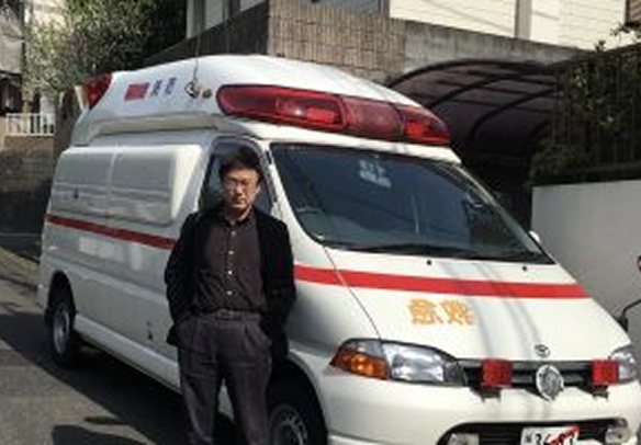 救急車の前に立っている一人の男性