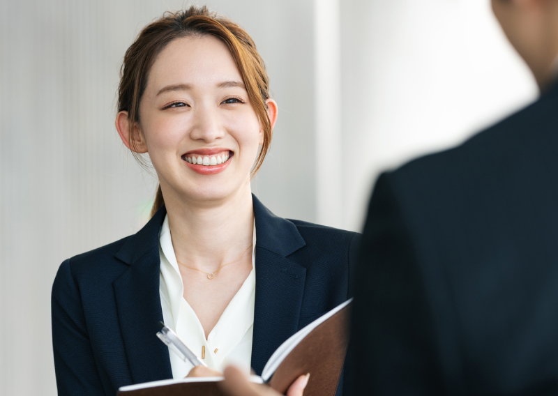 スーツを着た女性スタッフ