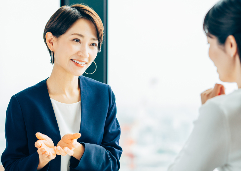 アドバイスをする女性